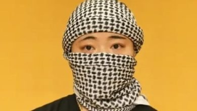 كاتبة يابانية ترتدى الكوفية وعلم فلسطين أثناء تتويجها بجائزة أدبية