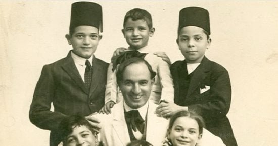 أناقة زمان.. صورة نادرة من طفولة إحسان عبد القدوس مع والده وأبناء عمته