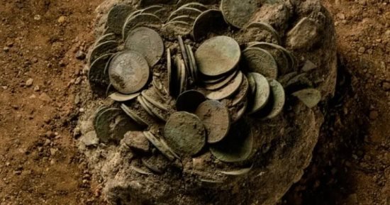 اكتشاف كنز عملات معدنية من القرن السابع عشر في مزرعة بألمانيا اكتشاف كنز عملات معدنية من القرن السابع عشر في مزرعة بألمانيا