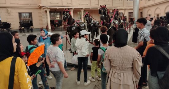 أتوبيس الفن الجميل يصل متحف المركبات الملكية لمواصلة أنشطته التثقيفية