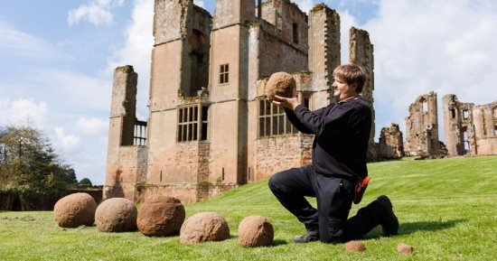 اكتشاف 8 طلقات منجنيق عملاقة عمرها 800 عام فى قلعة كينيلورث اكتشاف 8 طلقات منجنيق عملاقة عمرها 800 عام فى قلعة كينيلورث