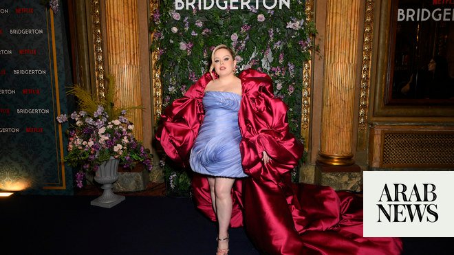 نيكولا كوغلان ترتدي فستاناً من سارة مراد في العرض الأول لفيلم ‘Bridgerton’ في تورونتو نيكولا كوغلان ترتدي فستاناً من سارة مراد في العرض الأول لفيلم ‘Bridgerton’ في تورونتو