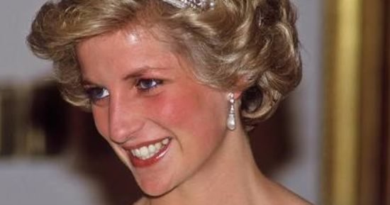 رسائل مكتوبة بخط اليد للأميرة ديانا معروضة للبيع في مزاد علنى غدا