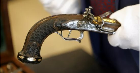 تخيل سعر بيع مسدسين لـ نابليون مرصعين بالذهب يعودان للحملة الفرنسية على مصر تخيل سعر بيع مسدسين لـ نابليون مرصعين بالذهب يعودان للحملة الفرنسية على مصر