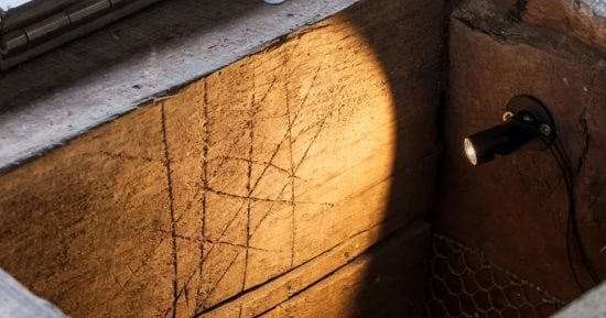 لماذا نحت الحرفيون علامات السحر بغرفة ملك إنجلترا جميس الأول؟ لماذا نحت الحرفيون علامات السحر بغرفة ملك إنجلترا جميس الأول؟