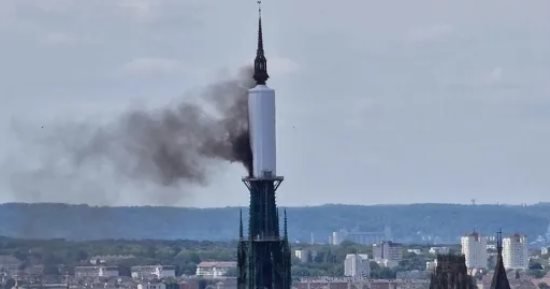 وزيرة الثقافة الفرنسية: إنقاذ مجموعة فنية من حريق كاتدرائية روان