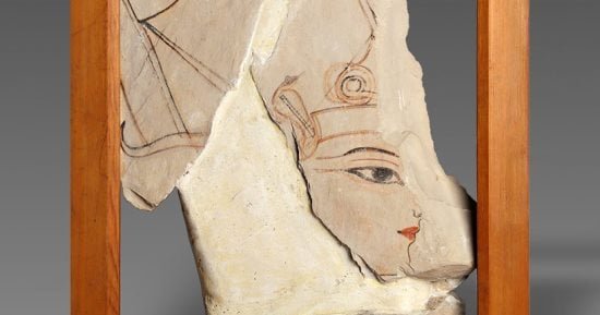 أوستراكا لملك يرتدى التاج الأزرق تعود لرمسيس السادس.. أين تعرض فى مصر؟