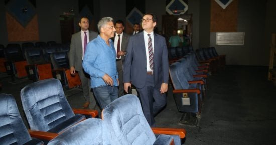 وزير الثقافة يتفقد مسارح “العتبة” ويبحث مشكلة الباعة الجائلين وزير الثقافة يتفقد مسارح “العتبة” ويبحث مشكلة الباعة الجائلين