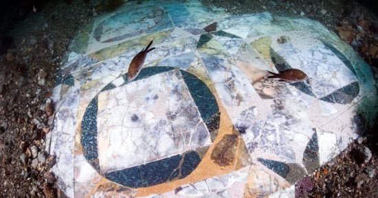 اكتشاف أرضية فسيفسائية رومانية تعود للقرن الأول الميلادى في نابولى اكتشاف أرضية فسيفسائية رومانية تعود للقرن الأول الميلادى في نابولى