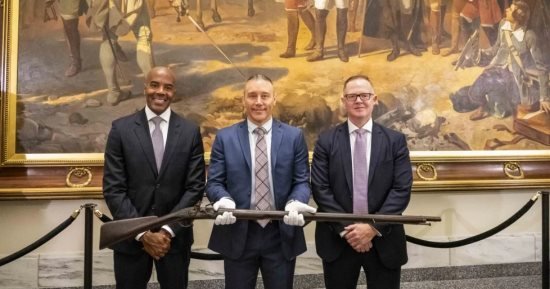 مكتب التحقيقات الفيدرالي يستعيد بندقية حربية مسروقة بعد 50 عامًا مكتب التحقيقات الفيدرالي يستعيد بندقية حربية مسروقة بعد 50 عامًا