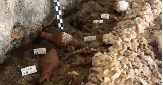 مدهون بالكريمات.. هيكل عظمى عمره 2200 عام يحير علماء الآثار فى إيطاليا مدهون بالكريمات.. هيكل عظمى عمره 2200 عام يحير علماء الآثار فى إيطاليا