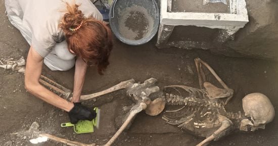 العثور على امرأة من ضحايا بركان فيزوف.. فى إيديها تحويشة العمر