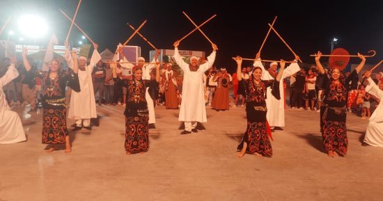 عروض لطلائع الأنفوشي والمنيا للفنون الشعبية بمهرجان العلمين في أسبوعه السادس عروض لطلائع الأنفوشي والمنيا للفنون الشعبية بمهرجان العلمين في أسبوعه السادس