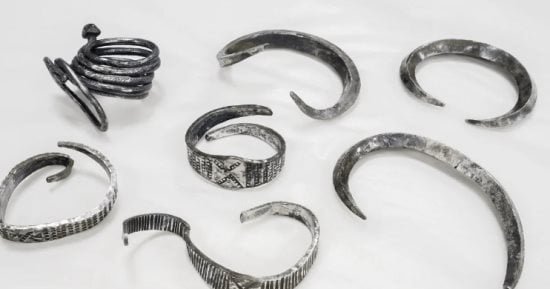 أجهزة حديثة تكشف 7 أساور فضية لعصر الفايكنج.. هل تبوح بأسرار؟ أجهزة حديثة تكشف 7 أساور فضية لعصر الفايكنج.. هل تبوح بأسرار؟