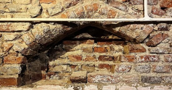 اكتشاف باب عمره 600 عام يؤدى لغرفة ملابس شكسبير فى مسرح بإنجلترا