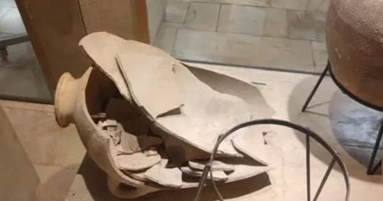 صبى يحطم جرة عمرها 3500 عام أثناء زيارته لمتحف هيشت فى الأراضى المحتلة صبى يحطم جرة عمرها 3500 عام أثناء زيارته لمتحف هيشت فى الأراضى المحتلة