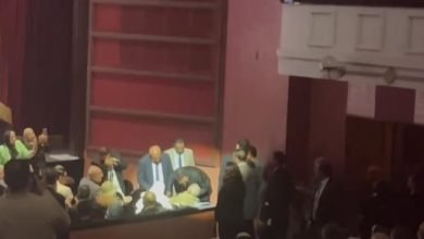 لفتة طيبة.. وزير الثقافة يترك المسرح لتكريم الشاعر محمد الشهاوي