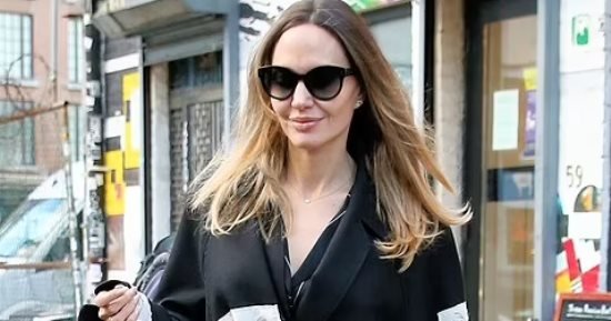 أنجلينا جولي تبيع سيارتها الفيراري النادرة.. اعرف سعرها أنجلينا جولي تبيع سيارتها الفيراري النادرة.. اعرف سعرها