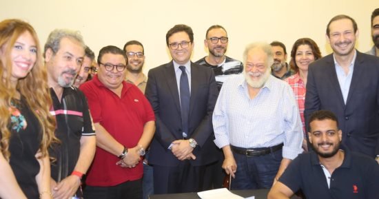 وزير الثقافة يشهد بروفات العرض المسرحى “الملك لير” ويرحب بعودة الفخرانى