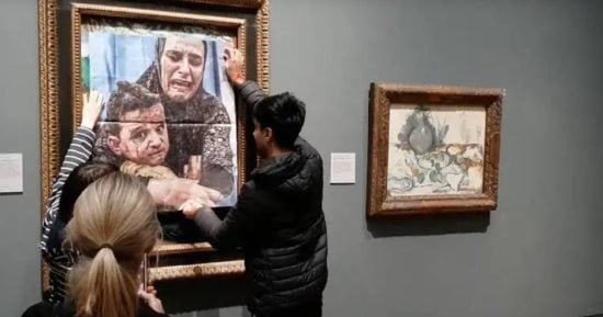 ناشطون يغطون لوحة “الأمومة” لبيكاسو بصورة أم وطفلها من غزة