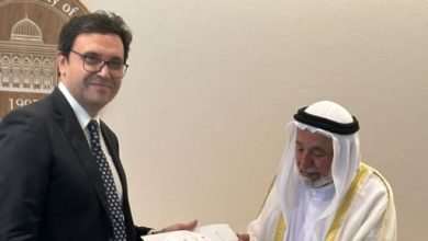 وزير الثقافة يسلم حاكم الشارقة جائزة النيل للمبدعين العرب
