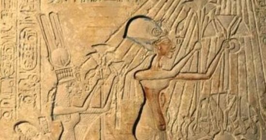 مقتنيات المتحف المصرى.. لوحة تصور الملك إخناتون وعائلته مقتنيات المتحف المصرى.. لوحة تصور الملك إخناتون وعائلته