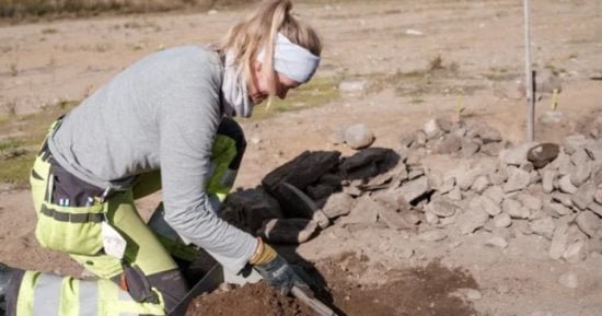 امرأة مدفونة بسكين مغروسة في قبرها.. وعلماء الآثار لا يعرفون السبب امرأة مدفونة بسكين مغروسة في قبرها.. وعلماء الآثار لا يعرفون السبب