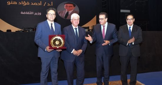 جامعة القاهرة تُكرم وزير الثقافة خلال احتفالية “عيد العلم” الـ 19 جامعة القاهرة تُكرم وزير الثقافة خلال احتفالية “عيد العلم” الـ 19