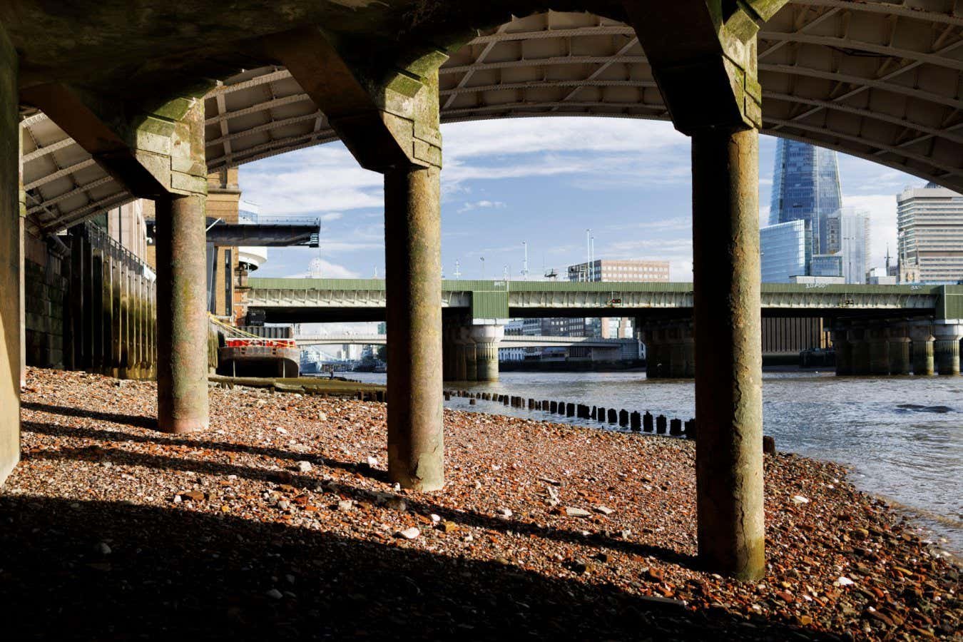 تم إعدام امرأة من العصور الوسطى وعرضها على ضفة نهر لندن تم إعدام امرأة من العصور الوسطى وعرضها على ضفة نهر لندن